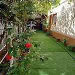 Апартаменти Casuta Galbena *