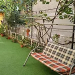 Апартаменти Casuta Galbena